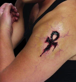 Cicatrice Croix égyptienne