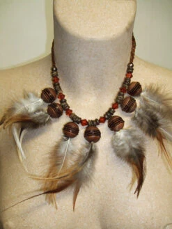 Collier Indien En Bois Et Plumes Marron