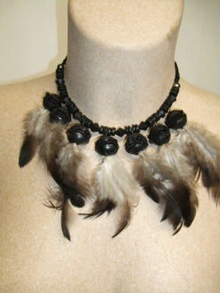 Collier Indien En Bois Et Plumes Noir
