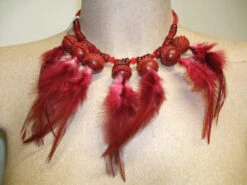 Collier Indien En Bois Et Plumes Rouge
