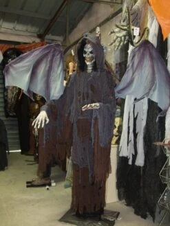 Squelette Géant Ailé Et Yeux Lumineux